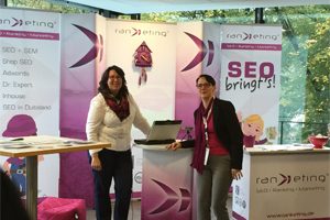 Uhr aus Pappe – Messestand